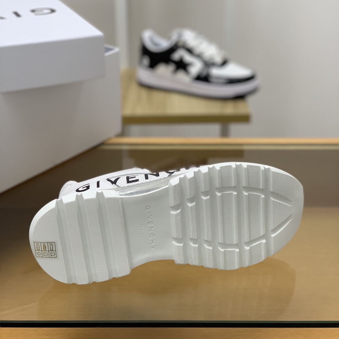Givenchy纪梵希   采用镂空皮革材质4G LOGO刺绣男士低帮慢跑运动鞋