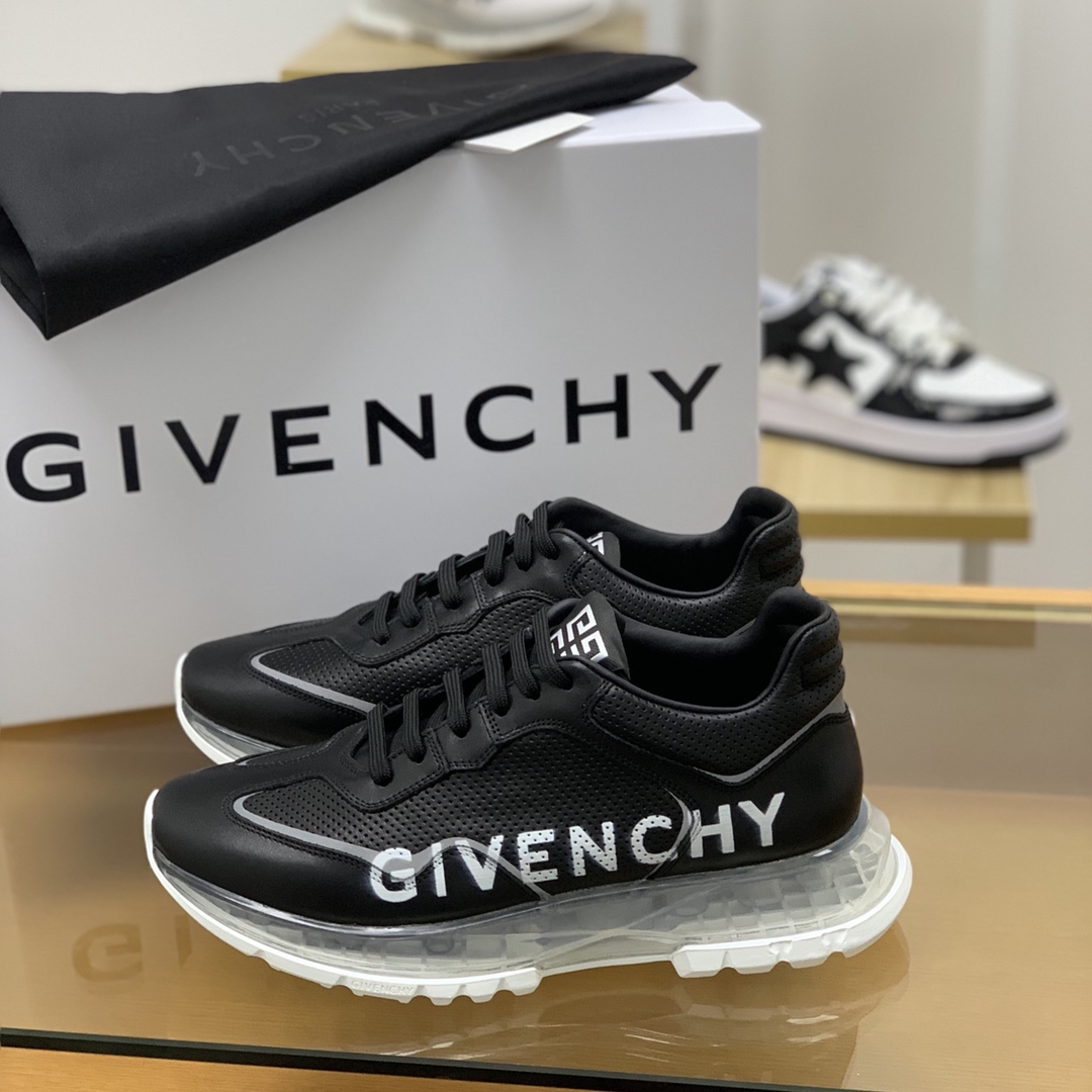 Givenchy纪梵希   采用镂空皮革材质4G LOGO刺绣男士低帮慢跑运动鞋