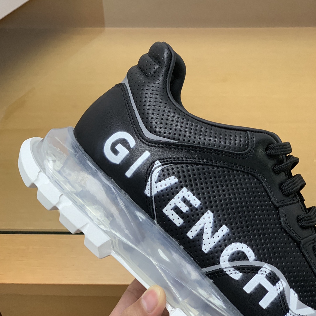 Givenchy纪梵希   采用镂空皮革材质4G LOGO刺绣男士低帮慢跑运动鞋