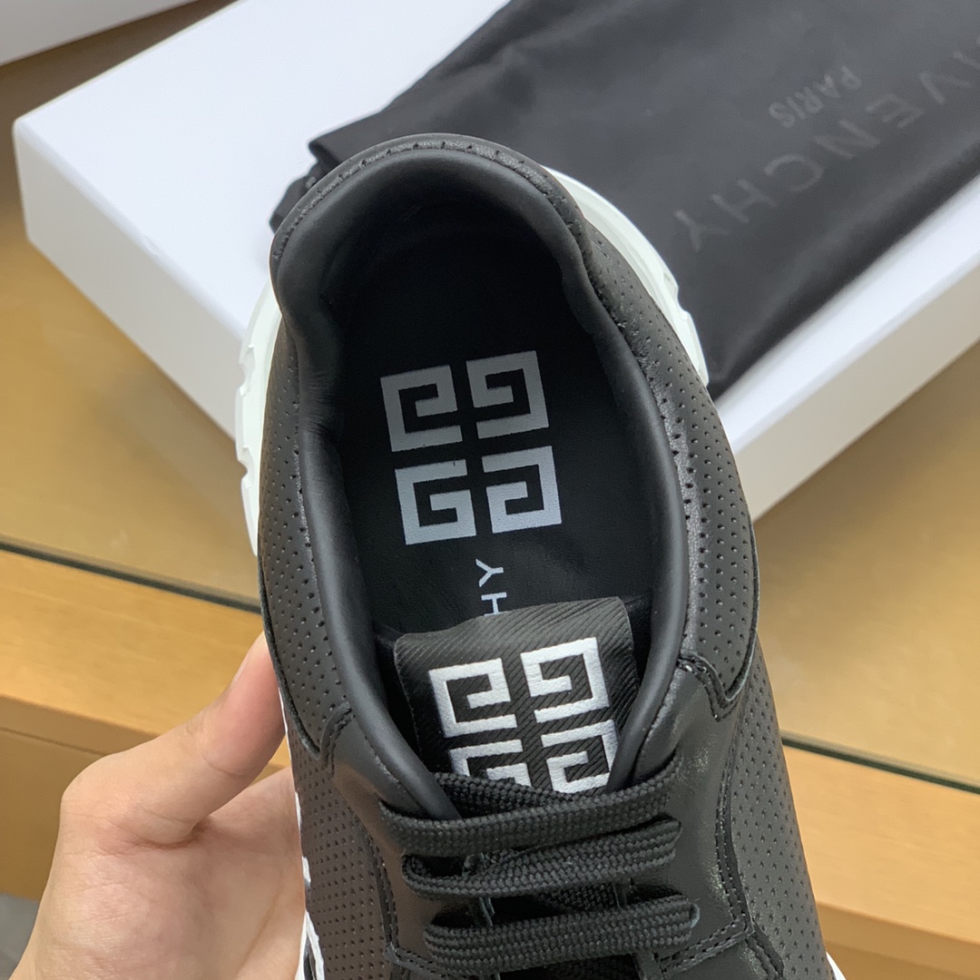 Givenchy纪梵希   采用镂空皮革材质4G LOGO刺绣男士低帮慢跑运动鞋