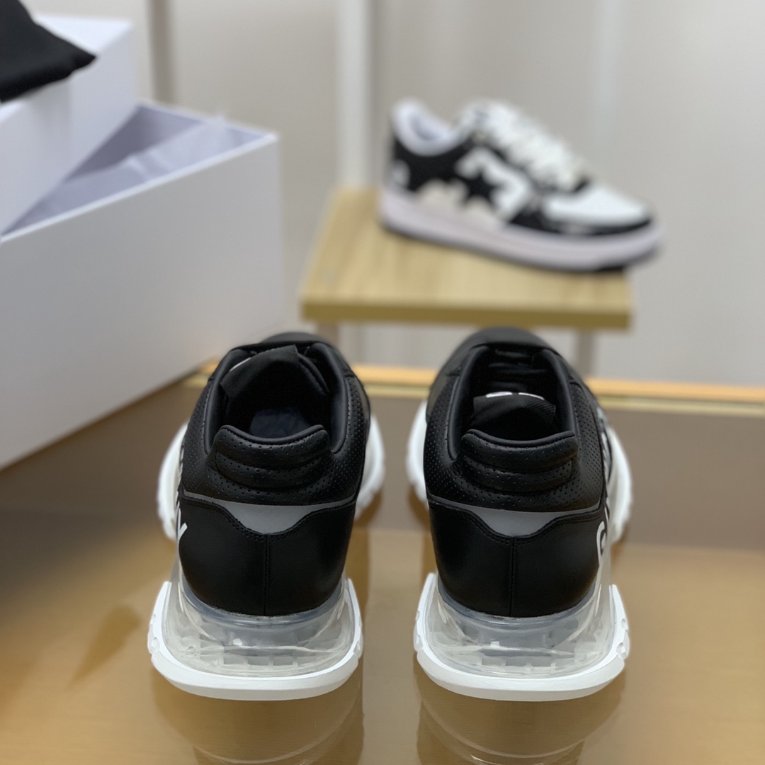 Givenchy纪梵希   采用镂空皮革材质4G LOGO刺绣男士低帮慢跑运动鞋