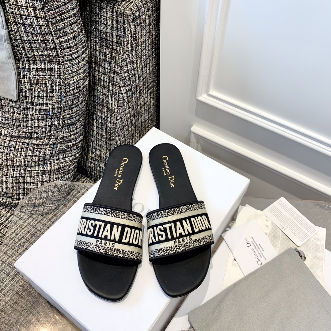 💰280
𝐃*𝐎𝐑|Lente/Zomer borduursel slippers collectie‼️
    Een paar hoogwaardige vakantieschoenen! Een must-have voor elke vrouw in de zomer‼️ Ook prachtige platform sleehak slippers, die je voeten slanker en je benen langer laten lijken dan platte zolen! Voor dagelijks gebruik, thuis onmisbare slippers, draag ze zoals je wilt zonder je zorgen te maken over gelegenheden, geen enkele dresscode is een probleem, moeiteloos te combineren! Geen wrijving op de voeten! Elke kleur is prachtig! Super kwalitatief‼️
⇢✈Bovenkant: het bovenwerk is gemaakt met geïmporteerde 3D flyknit heavy craft driedimensionaal borduursel, ongeëvenaarde textuur!
⇢✈Binnenzool: binnen- en buitenkant volledig van rundleder! Comfortabel gevoel!
⇢✈Zool: exclusieve originele 1:1 op maat gemaakte Italiaanse echte lederen zool
⇢✈𝐒𝐢𝐳𝐞:35-39 (maat 40 op bestelling, niet retourneerbaar of omruilbaar)