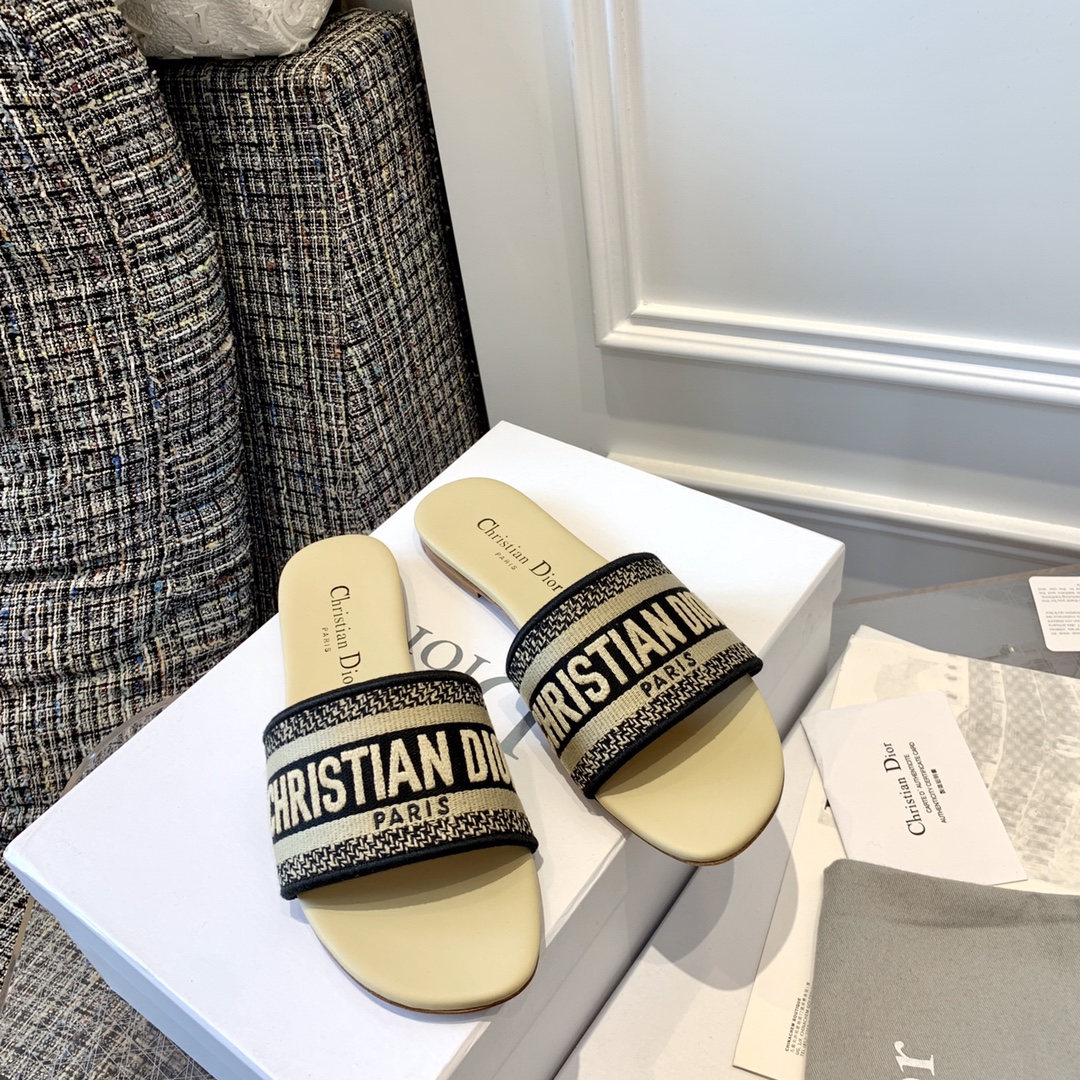 💰280
𝐃*𝐎𝐑|Lente/Zomer borduursel slipper serie‼️
    Een paar hoogwaardige vakantieschoenen! Een must-have voor elke vrouw in de zomer‼️En ook prachtige plateau muiltjes met hak, die je voeten slanker en je benen langer laten lijken dan platte schoenen! Voor dagelijks gebruik, thuis onmisbare slippers, je kunt ze dragen hoe je maar wilt, geen enkele dresscode is een probleem, geen stress met combineren! Geen schuurplekken! Elke kleur is prachtig! Super kwaliteit‼️
⇢✈Bovenkant: De stof is gemaakt met geïmporteerde 3D flyknit heavy craft 3D borduursel bovenkant, ongeëvenaarde textuur!
⇢✈Binnenzool: binnen en buiten volledig rundleder! Comfortabel gevoel!
⇢✈Zool: Exclusieve originele 1:1 op maat gemaakte Italiaanse echte lederen zool
⇢✈𝐒𝐢𝐳𝐞:35-39 (maat 40 op bestelling, niet retourneerbaar of omruilbaar)