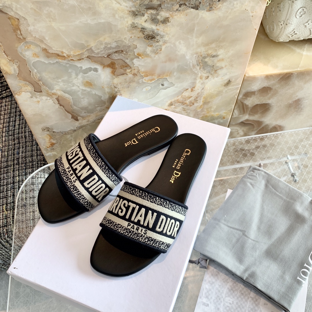 💰280
𝐃*𝐎𝐑|Lente/Zomer borduursel slippers serie‼️
    Een paar hoogwaardige vakantieschoenen! Een must-have voor elke vrouw in de zomer‼️En ook prachtige platform sleehakken, die je voeten slanker en je benen langer laten lijken dan platte zolen! Voor dagelijks gebruik, thuis onmisbare slippers, draag ze zoals je wilt, geen enkele dresscode is een probleem, styling zonder stress! Geen schuurplekken! Elke kleur is prachtig! Super kwaliteit‼️
⇢✈Bovenwerk: De stof is gemaakt met geïmporteerd 3D flyknit heavy craft driedimensionaal borduurwerk bovenwerk, ongeëvenaarde textuur!
⇢✈Binnenzool: binnen en buiten volledig rundleder! Comfortabel gevoel!
⇢✈Zool: Exclusieve originele 1:1 op maat gemaakte Italiaanse echte lederen zool
⇢✈𝐒𝐢𝐳𝐞:35-39 (maat 40 op bestelling, niet retourneerbaar)