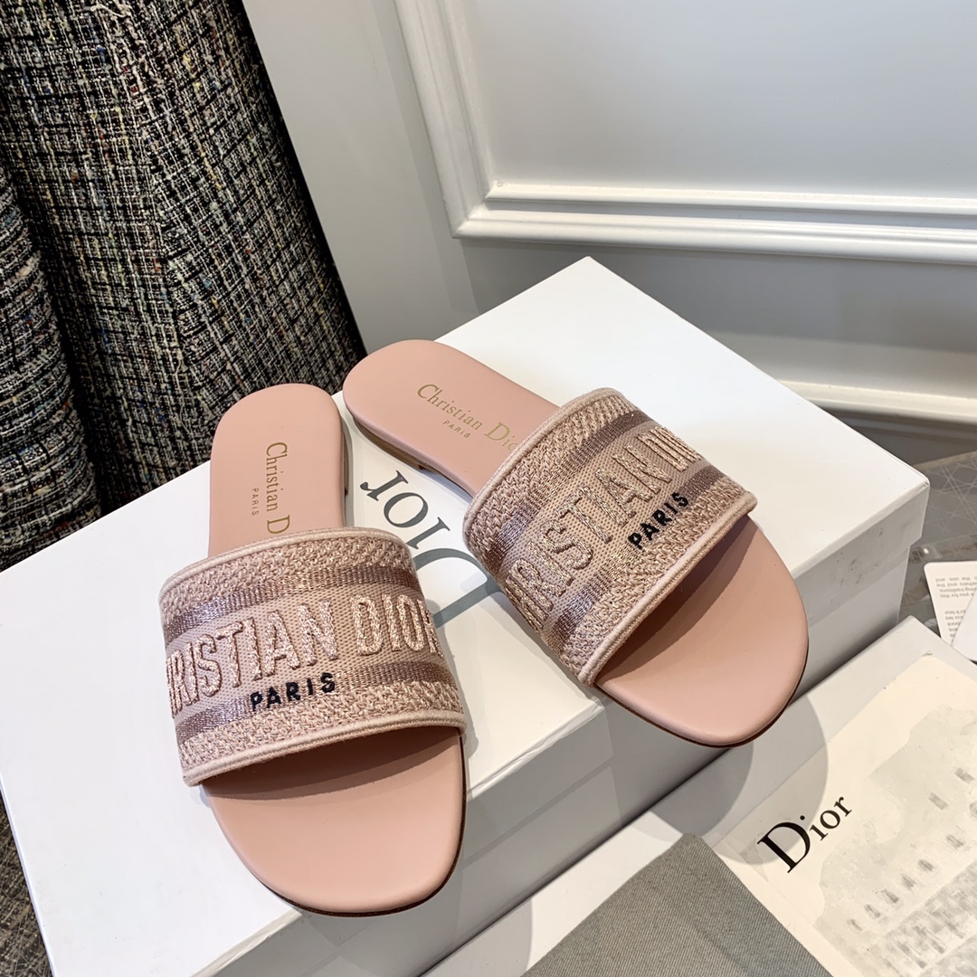 💰280
𝐃*𝐎𝐑|Lente/Zomer borduursel slipper serie‼️
    Een paar hoogwaardige vakantieschoenen! Een must-have voor elke vrouw in de zomer‼️En ook prachtige platform sleehak slippers, die je voeten slanker en je benen langer laten lijken dan platte zolen! Voor dagelijks gebruik, thuis essentieel, draag ze zoals je wilt, geen zorgen over welke gelegenheid dan ook, geen stress over kledingvoorschriften! Geen schuurplekken! Elke kleur is prachtig! Super kwaliteit‼️
⇢✈Bovenwerk: Het bovenwerk is gemaakt van geïmporteerd 3D flyknit met geavanceerd driedimensionaal borduurwerk, ongeëvenaarde kwaliteit!
⇢✈Binnenzool: binnen en buiten volledig rundleder! Comfortabel gevoel!
⇢✈Zool: Exclusieve originele 1:1 op maat gemaakte Italiaanse echte lederen zool
⇢✈𝐒𝐢𝐳𝐞:35-39 (maat 40 op bestelling, niet retourneerbaar)