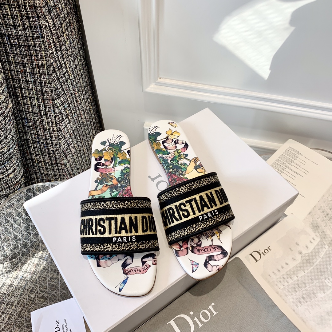 💰280
𝐃*𝐎𝐑|𝟐𝟎𝟐𝟐 Voorjaar/Zomer nieuw borduursel slipper serie‼️
Een paar hoogwaardige vakantieschoenen! Elke vrouw moet deze deze zomer hebben‼️Ook prachtige platform sleehak slippers, die je voeten slanker en benen langer laten lijken dan platte zolen! Dagelijks gebruik, thuis onmisbare slippers, geen enkele gelegenheid maakt uit, draag ze zoals je wilt, geen zorgen over kledingvoorschriften, moeiteloos te combineren! Geen wrijving! Elke kleur is prachtig! Super kwaliteit‼️
⇢✈Bovenwerk: Het bovenwerk is gemaakt van geïmporteerd 3D flyknit met driedimensionaal borduurwerk, onovertroffen kwaliteit!
⇢✈Binnenzool: Binnen- en buitenkant volledig van rundleder! Comfortabel gevoel!
⇢✈Zool: Exclusieve originele 1:1 op maat gemaakte Italiaanse echte lederen zool
⇢✈𝐒𝐢𝐳𝐞:35-39 (maat 40 op bestelling, niet retourneerbaar)