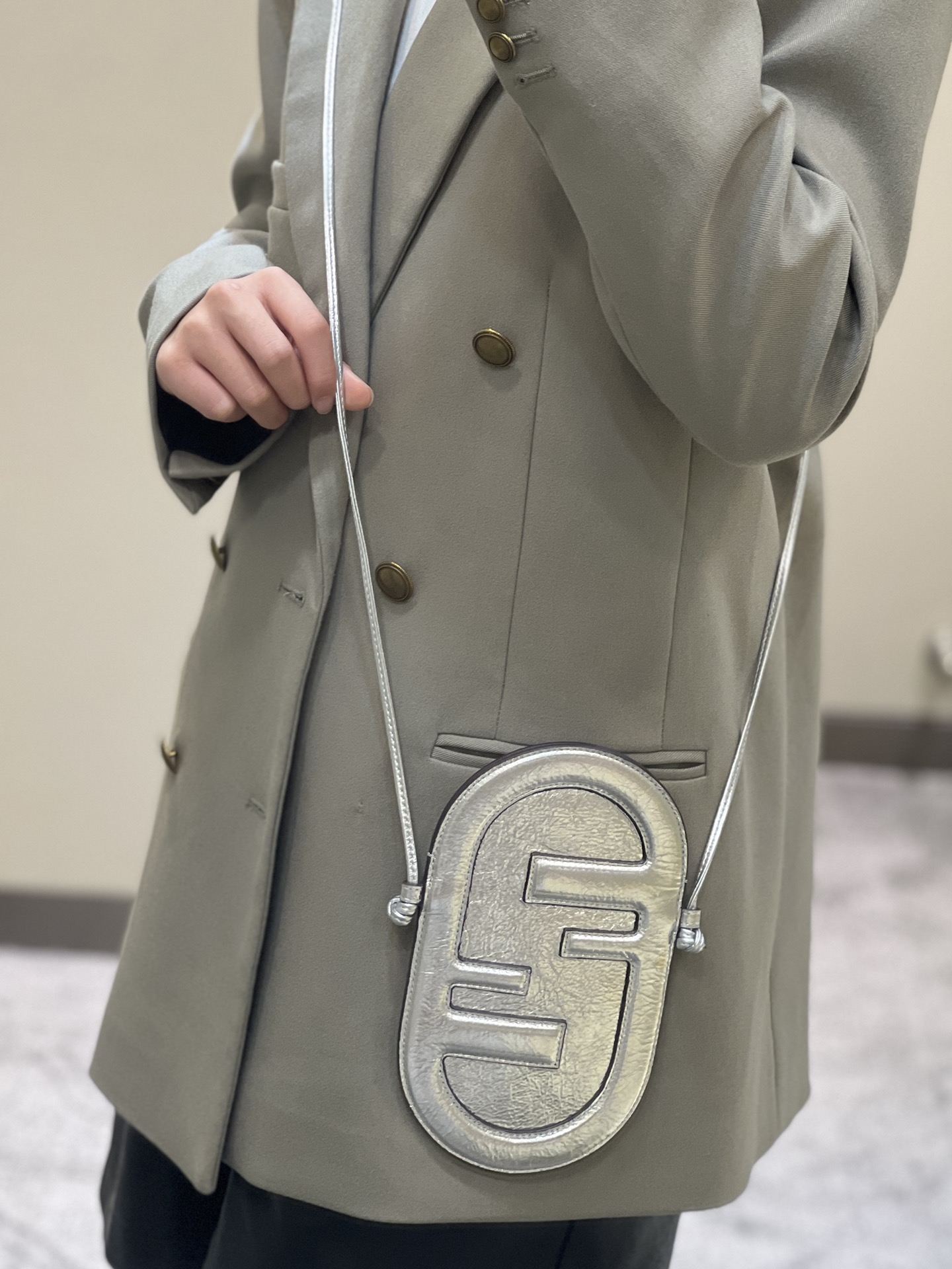 FENDI芬迪发光皱牛皮小巧迷你手机包8526A