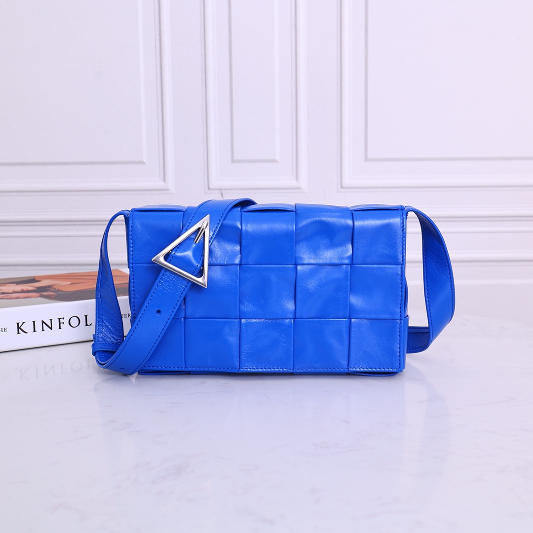 Bottega Veneta cassette oil-wax calfskin woven triangle shoulder strap shoulder bag