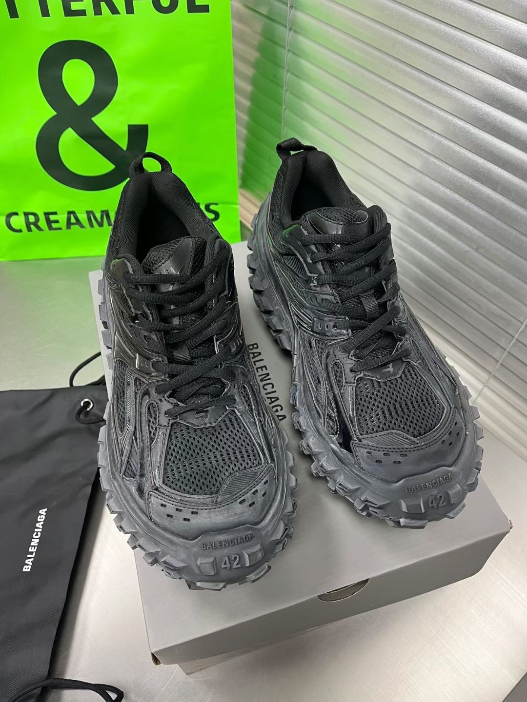 巴黎世家轮胎鞋 坦克鞋2022SS全球限量版 整体造型沿用了夸张的纹路 彰显了十足的未来即视感