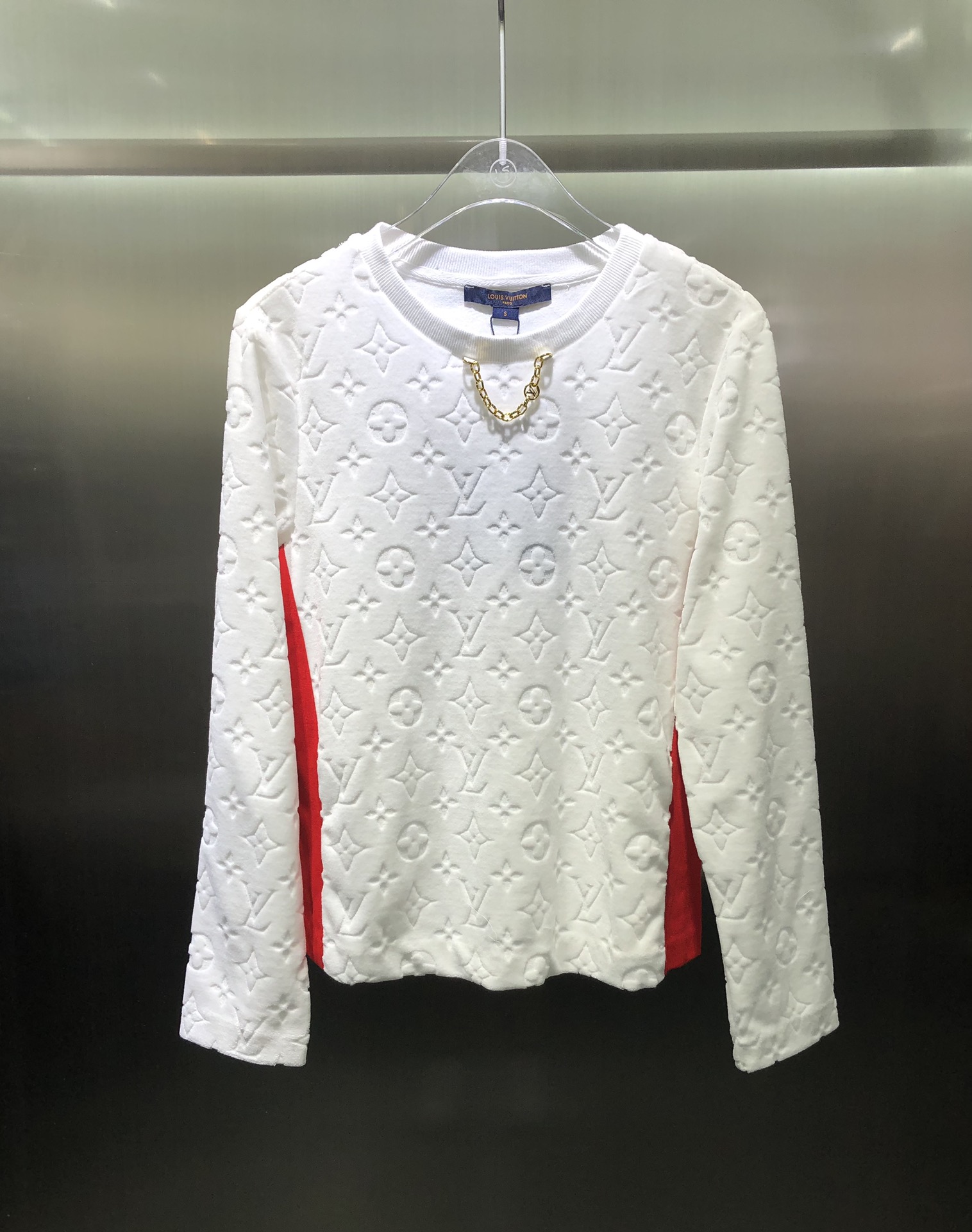 NO:696909,Tops and trousers LV/Louis Vuitton New for spring and summer Soft and fitted knitted percale blend style is embossed with the signature Monogram pattern and finished with contrasting side stripes to enhance the casual style Chain detail with palladium LV Cir lie signature adds a unique touch Can be paired with a set.,,louis vuitton,louis vuitton,19860909上衣长裤Lv/路易威登 春夏新款 柔软合身的针织密织混纺款式饰有标志性的Monogram压花图案 并饰有对比色侧条纹 增强了休闲风格 带有钯色LV Cir lie 标志的链条细节 增添了独特的触感 可搭配一套.,,louis vuitton,louis vuitton,,Women's clothing