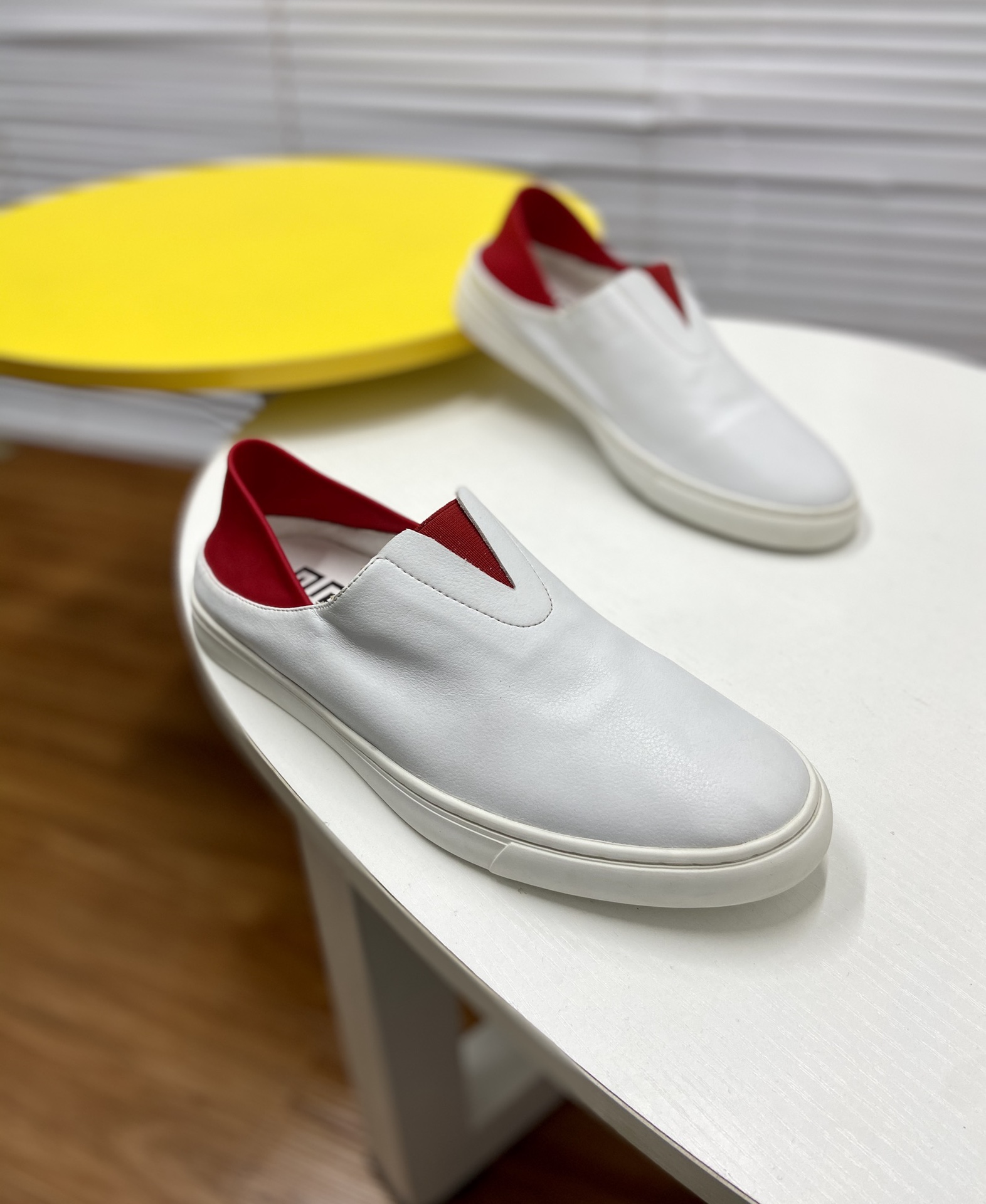 I5  Givenchy  纪梵希  最懒人鞋半拖休闲鞋原版复刻，做工一流，鞋面进口头层柔软牛皮和水染羊皮内里、橡胶大底。@适合各种出行，上脚轻便透气、原版复刻、让你适合各种出行，尽显低调奢华。。