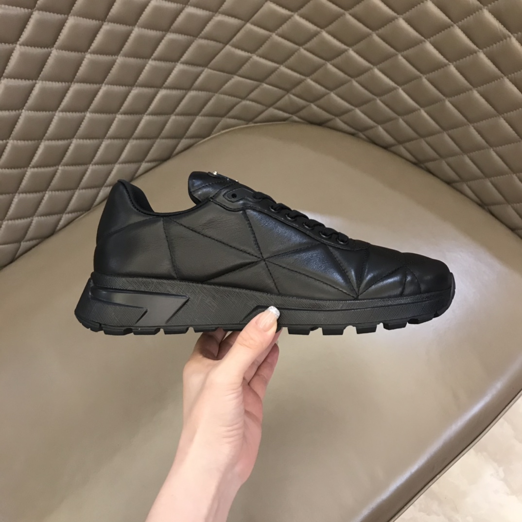 PRADA普拉达    P 家奢品进口小牛皮材质男士时尚运动系列