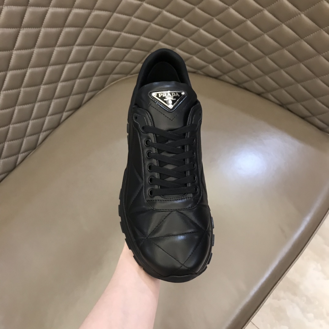 PRADA普拉达    P 家奢品进口小牛皮材质男士时尚运动系列
