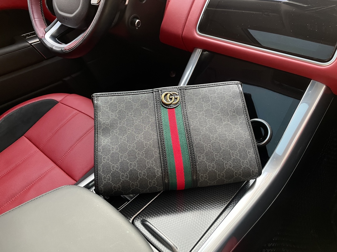 J0 高端货 “GUCCi/ 古奇 Gucci ” 手拿包 由Gucci最具辨识性的两种标志 — GG图案和织带精心搭配制作。这款手拿包由GG SuSu蓝色和红色织带 内侧开口棉麻衬里配：礼盒 598234规格29/18/9cm。p175