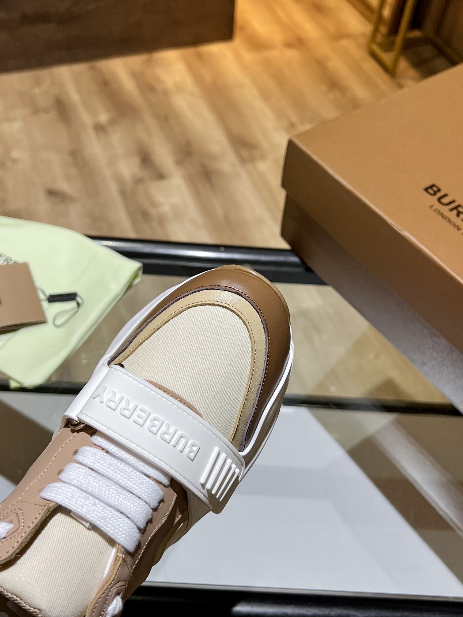 🔥🔥🔥高端版本，专柜一比一，巴宝莉最新厚底运动鞋，采用复古格子、麂皮和皮革制成，搭配突出的弧形鞋底，鞋面:48%棉，52%小牛皮，衬里:60%聚酯纤维，40%绵羊皮，鞋底:100%橡胶
系带和Velcro搭扣，肩带处有凸起的巴宝莉字样，鞋跟处有印花巴宝莉字样，专柜一比一包装女款35-40 P370