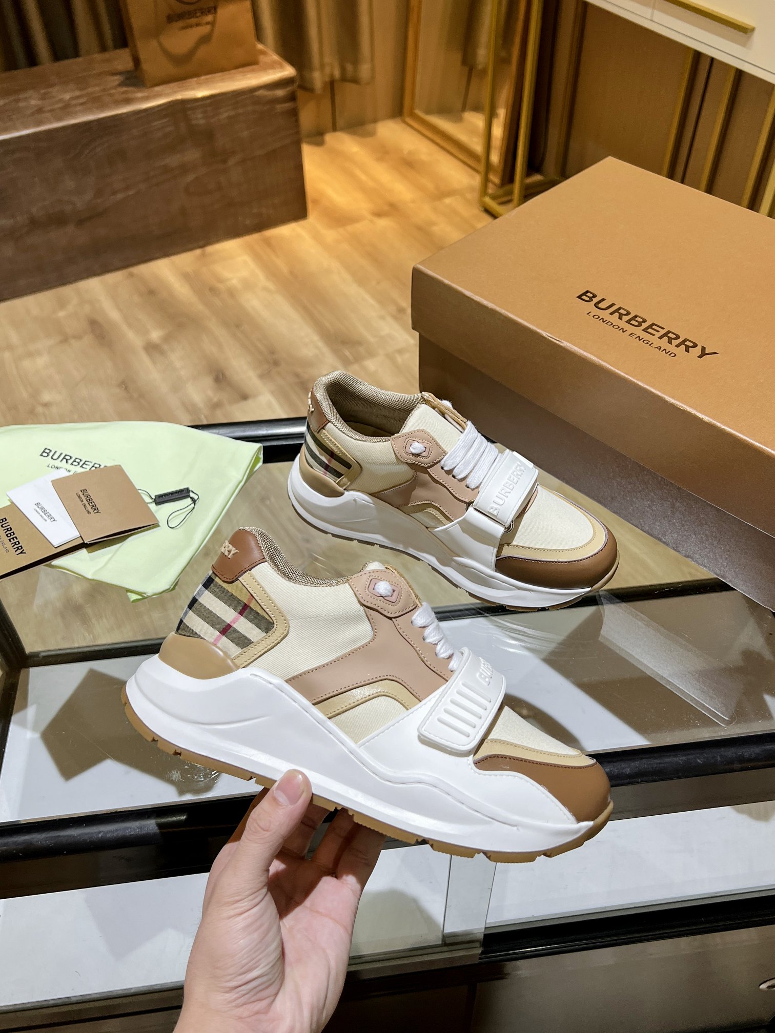 🔥🔥🔥高端版本，专柜一比一，巴宝莉最新厚底运动鞋，采用复古格子、麂皮和皮革制成，搭配突出的弧形鞋底，鞋面:48%棉，52%小牛皮，衬里:60%聚酯纤维，40%绵羊皮，鞋底:100%橡胶
系带和Velcro搭扣，肩带处有凸起的巴宝莉字样，鞋跟处有印花巴宝莉字样，专柜一比一包装女款35-40 P370