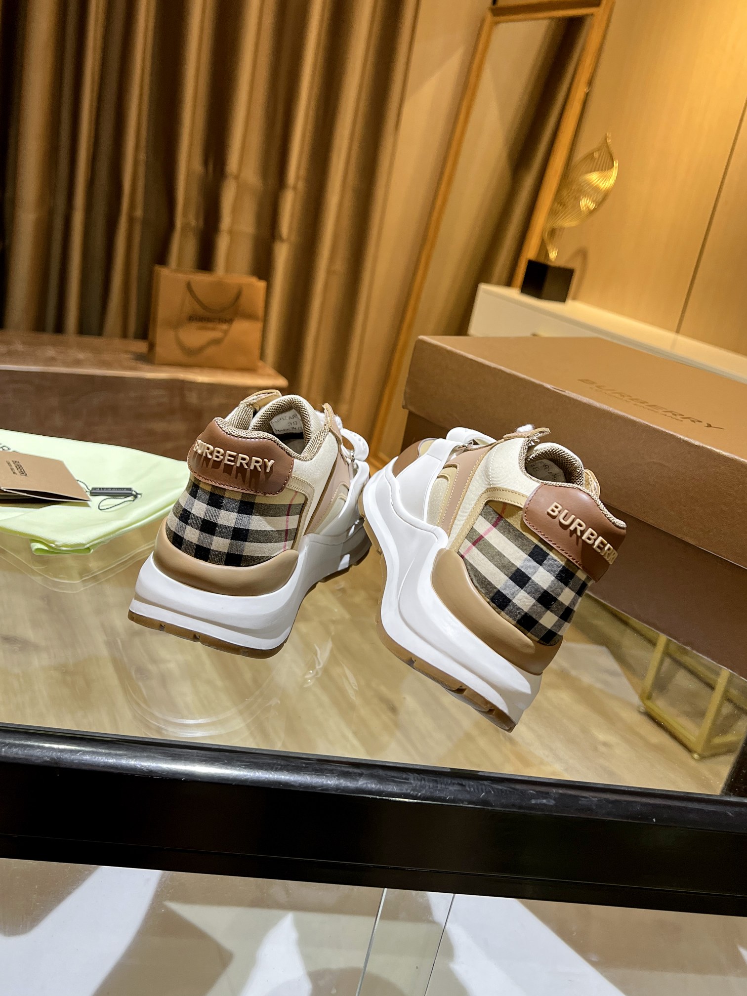 🔥🔥🔥高端版本，专柜一比一，巴宝莉最新厚底运动鞋，采用复古格子、麂皮和皮革制成，搭配突出的弧形鞋底，鞋面:48%棉，52%小牛皮，衬里:60%聚酯纤维，40%绵羊皮，鞋底:100%橡胶
系带和Velcro搭扣，肩带处有凸起的巴宝莉字样，鞋跟处有印花巴宝莉字样，专柜一比一包装女款35-40 P370