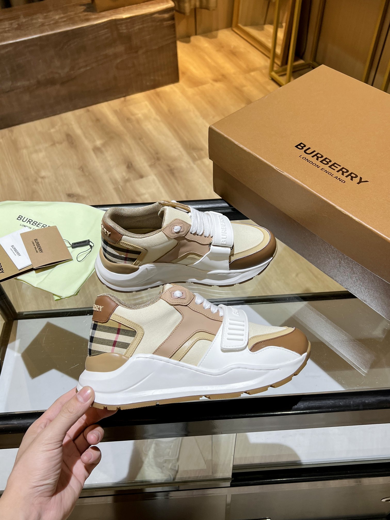 🔥🔥🔥高端版本，专柜一比一，巴宝莉最新厚底运动鞋，采用复古格子、麂皮和皮革制成，搭配突出的弧形鞋底，鞋面:48%棉，52%小牛皮，衬里:60%聚酯纤维，40%绵羊皮，鞋底:100%橡胶
系带和Velcro搭扣，肩带处有凸起的巴宝莉字样，鞋跟处有印花巴宝莉字样，专柜一比一包装女款35-40 P370