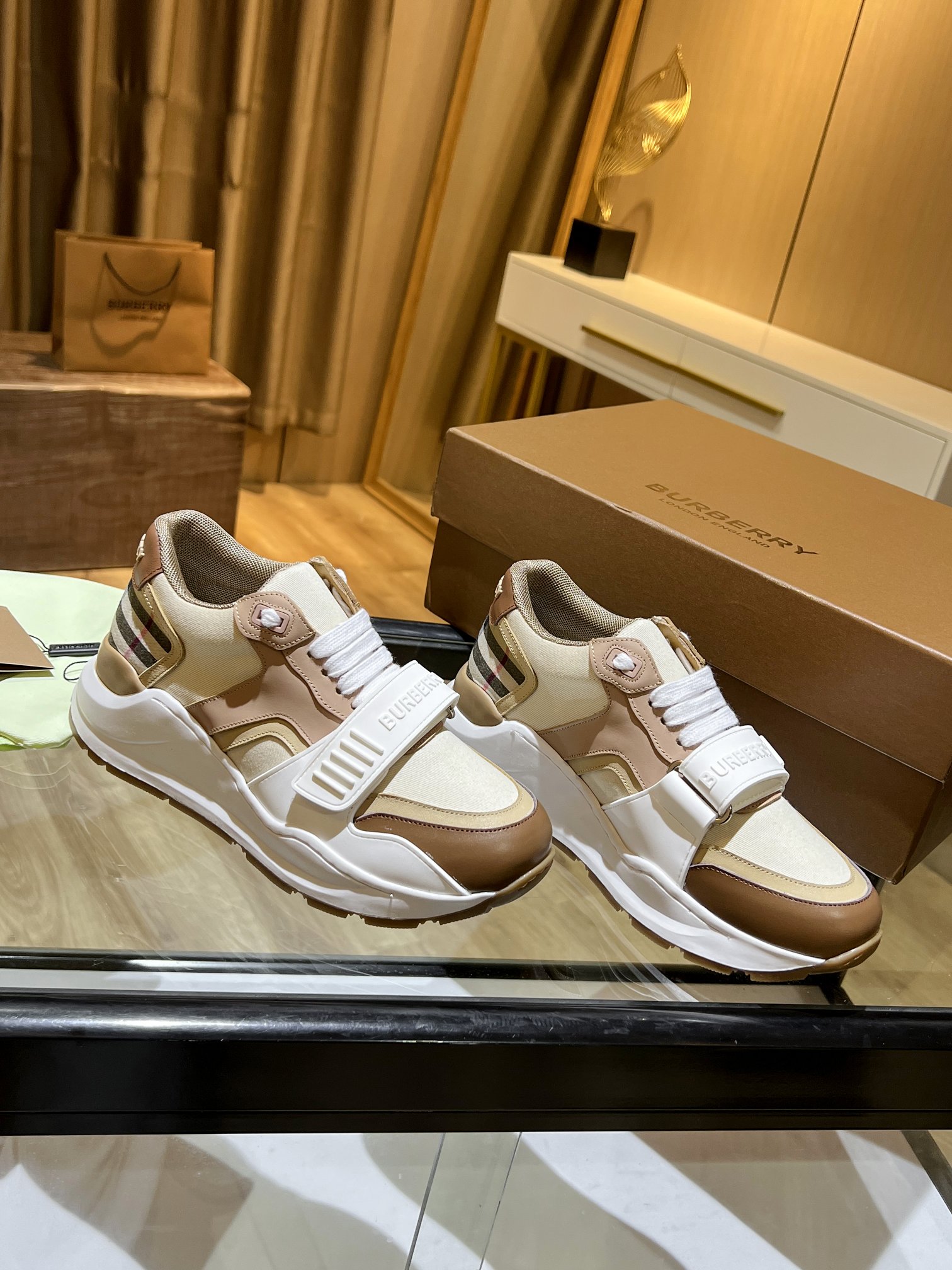 🔥🔥🔥高端版本，专柜一比一，巴宝莉最新厚底运动鞋，采用复古格子、麂皮和皮革制成，搭配突出的弧形鞋底，鞋面:48%棉，52%小牛皮，衬里:60%聚酯纤维，40%绵羊皮，鞋底:100%橡胶
系带和Velcro搭扣，肩带处有凸起的巴宝莉字样，鞋跟处有印花巴宝莉字样，专柜一比一包装女款35-40 P370