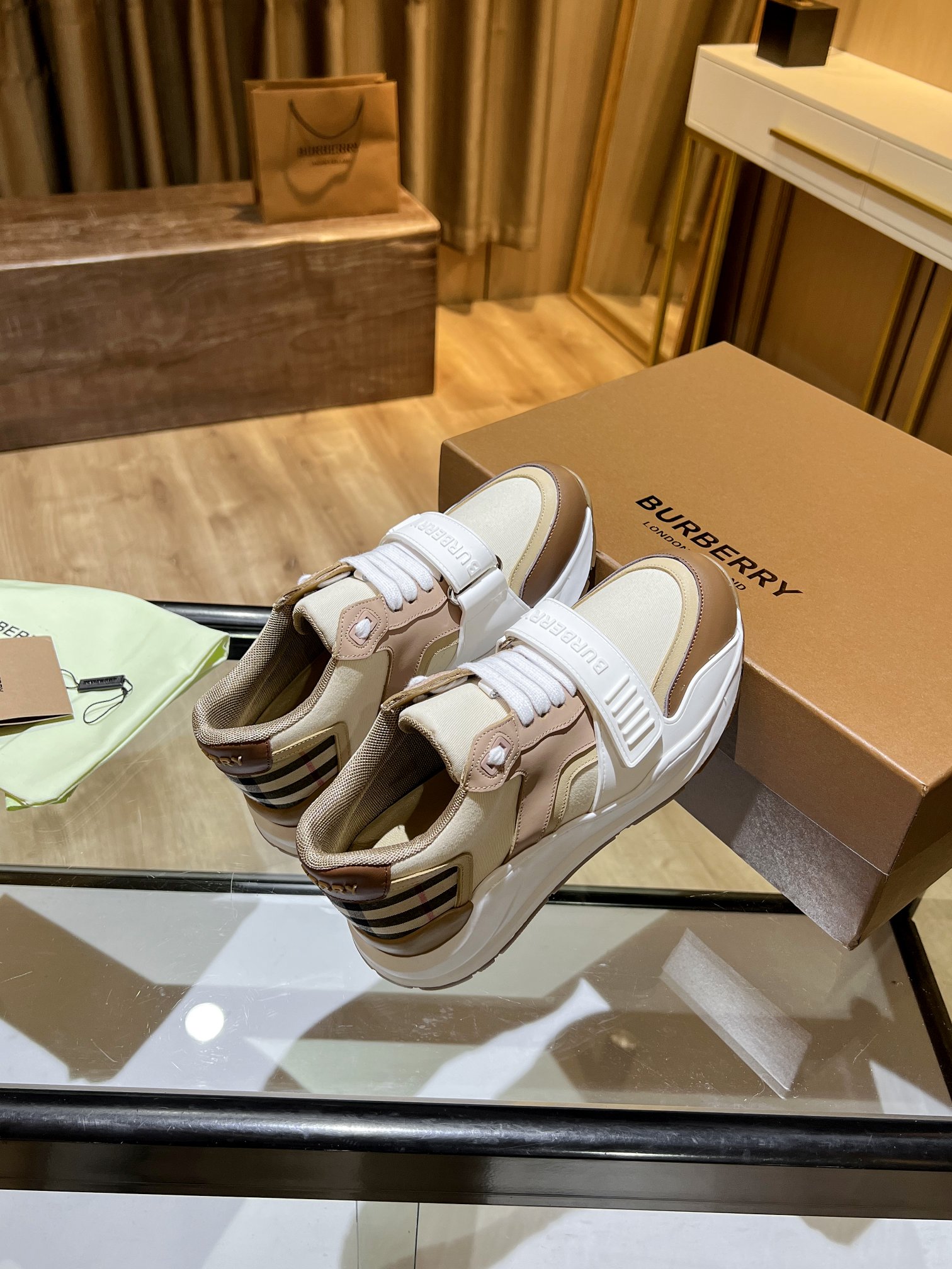 🔥🔥🔥高端版本，专柜一比一，巴宝莉最新厚底运动鞋，采用复古格子、麂皮和皮革制成，搭配突出的弧形鞋底，鞋面:48%棉，52%小牛皮，衬里:60%聚酯纤维，40%绵羊皮，鞋底:100%橡胶
系带和Velcro搭扣，肩带处有凸起的巴宝莉字样，鞋跟处有印花巴宝莉字样，专柜一比一包装女款35-40 P370