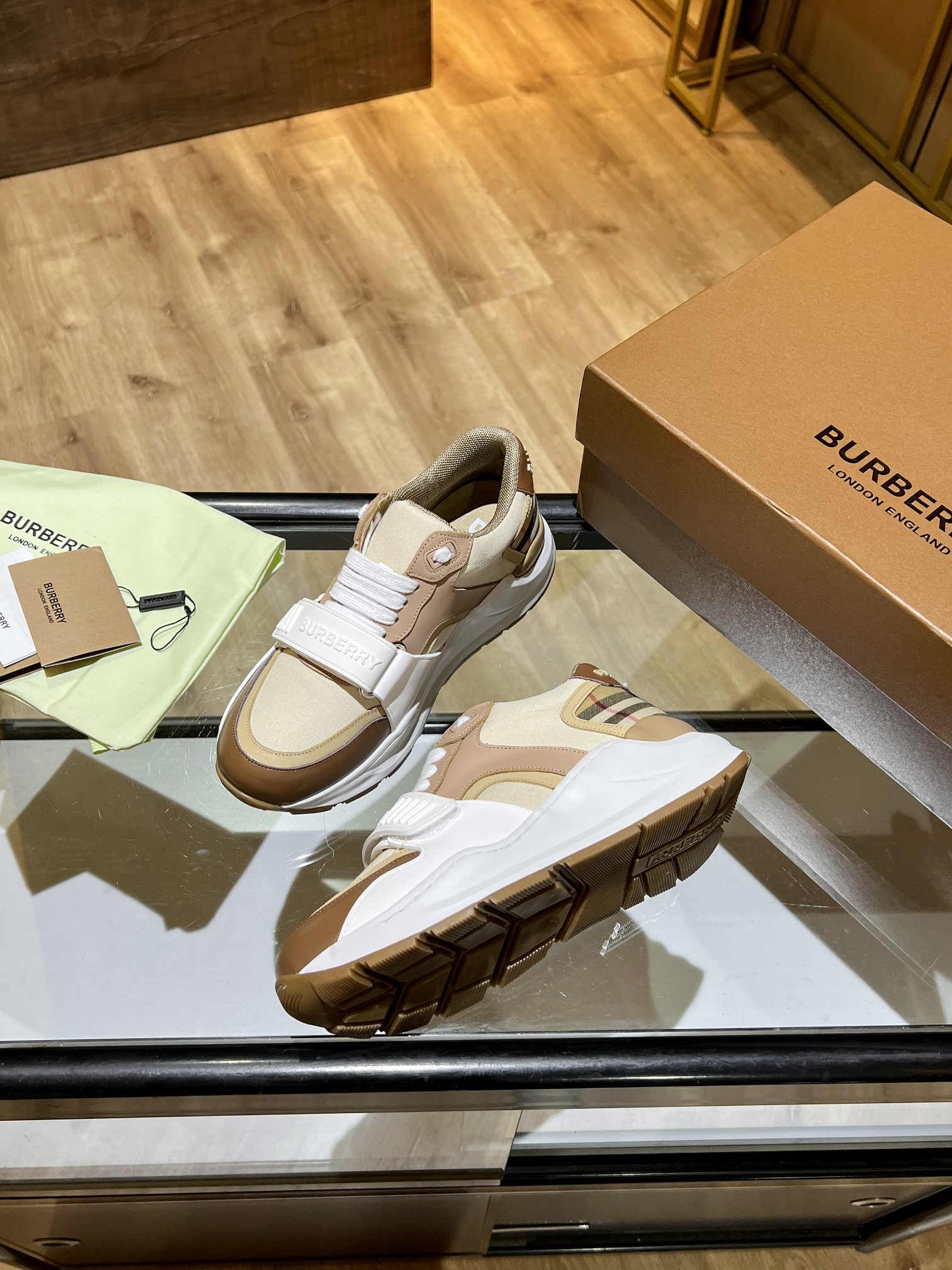 🔥🔥🔥高端版本，专柜一比一，巴宝莉最新厚底运动鞋，采用复古格子、麂皮和皮革制成，搭配突出的弧形鞋底，鞋面:48%棉，52%小牛皮，衬里:60%聚酯纤维，40%绵羊皮，鞋底:100%橡胶
系带和Velcro搭扣，肩带处有凸起的巴宝莉字样，鞋跟处有印花巴宝莉字样，专柜一比一包装女款35-40 P370