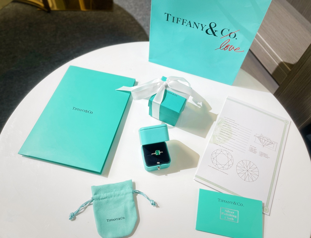 新款☑️TIFFANY&Co.蒂芙尼方形绿钻戒指