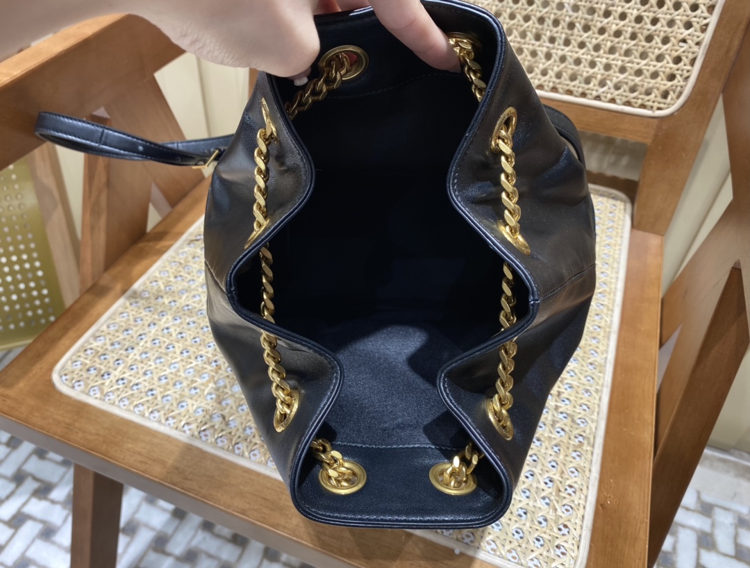 Saint laurent Ysl 𝐉𝐨𝐞 𝐛𝐚𝐜𝐤𝐩𝐚𝐜𝐤 “V”型绗缝双肩包 672609黑色