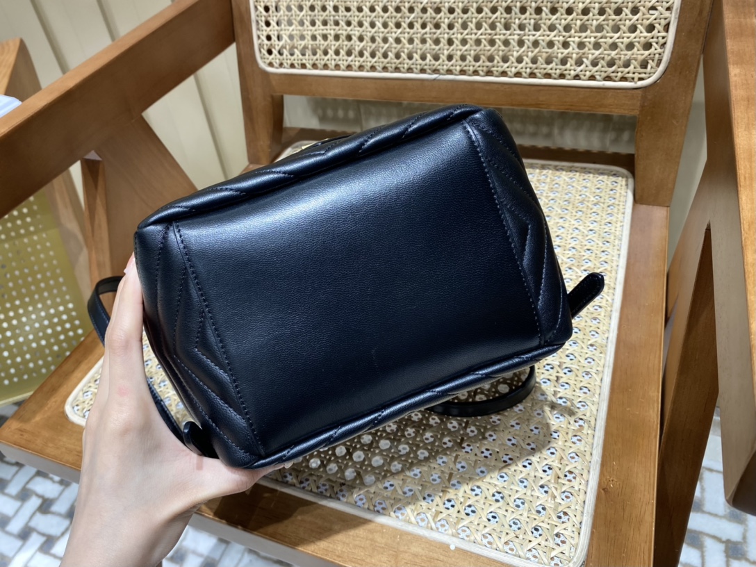 Saint laurent Ysl 𝐉𝐨𝐞 𝐛𝐚𝐜𝐤𝐩𝐚𝐜𝐤 “V”型绗缝双肩包 672609黑色