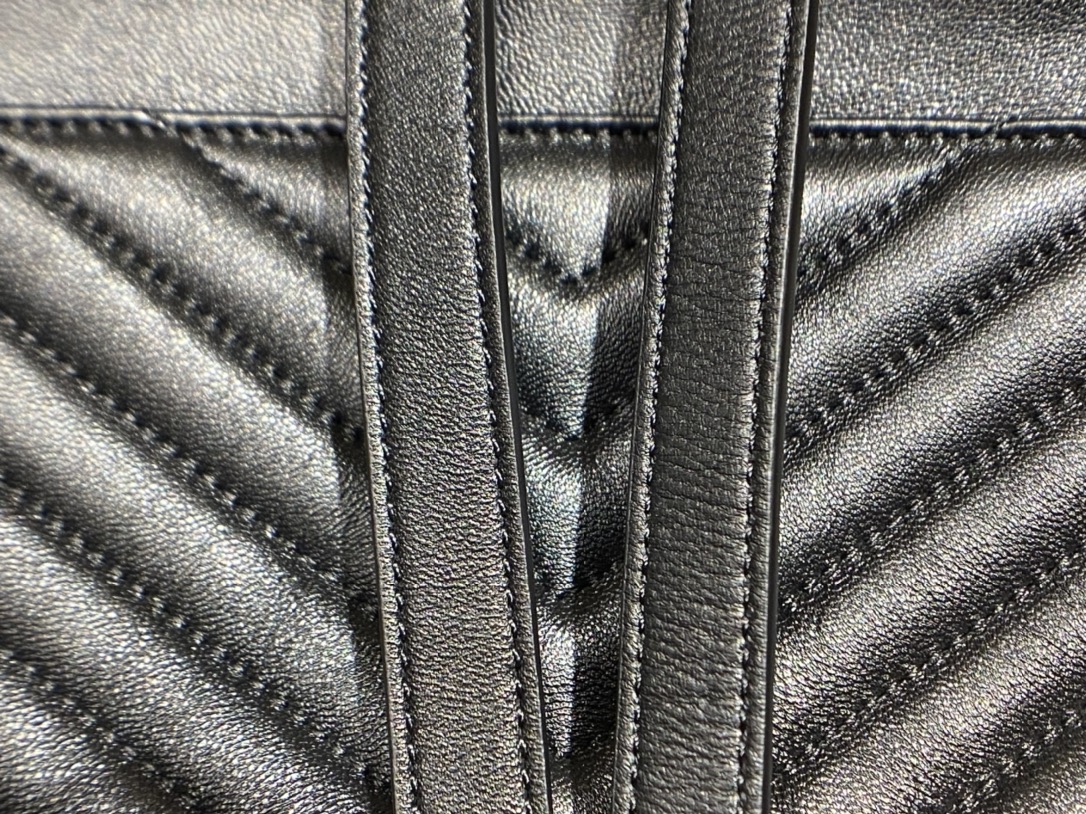 Saint laurent Ysl 𝐉𝐨𝐞 𝐛𝐚𝐜𝐤𝐩𝐚𝐜𝐤 “V”型绗缝双肩包 672609黑色