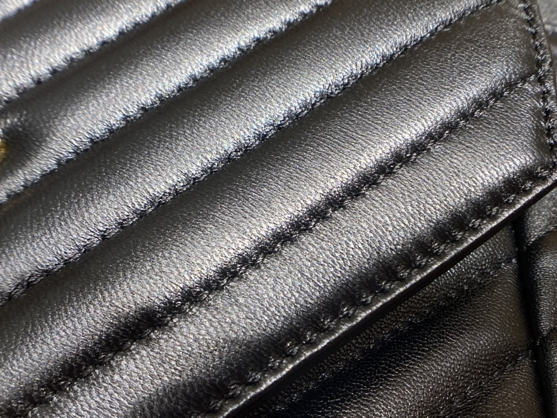 Saint laurent Ysl 𝐉𝐨𝐞 𝐛𝐚𝐜𝐤𝐩𝐚𝐜𝐤 “V”型绗缝双肩包 672609黑色