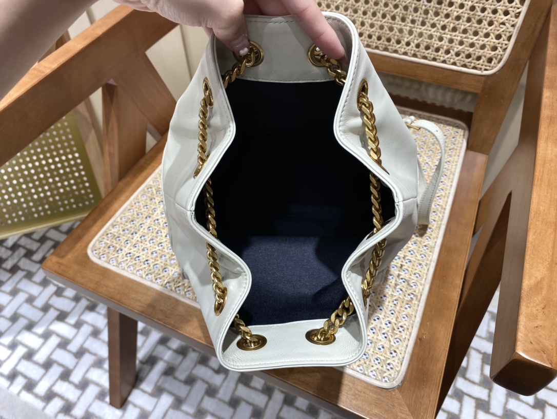 Saint laurent Ysl 𝐉𝐨𝐞 𝐛𝐚𝐜𝐤𝐩𝐚𝐜𝐤 “V”型绗缝双肩包 672609奶白色