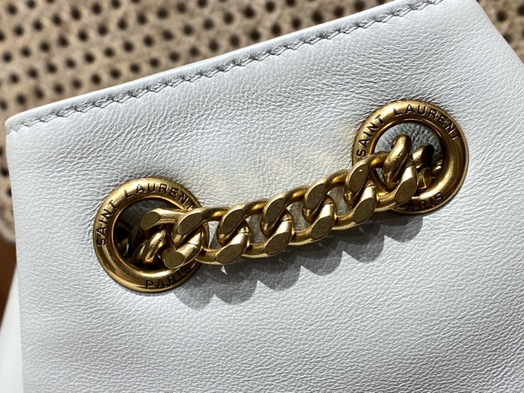 Saint laurent Ysl 𝐉𝐨𝐞 𝐛𝐚𝐜𝐤𝐩𝐚𝐜𝐤 “V”型绗缝双肩包 672609奶白色