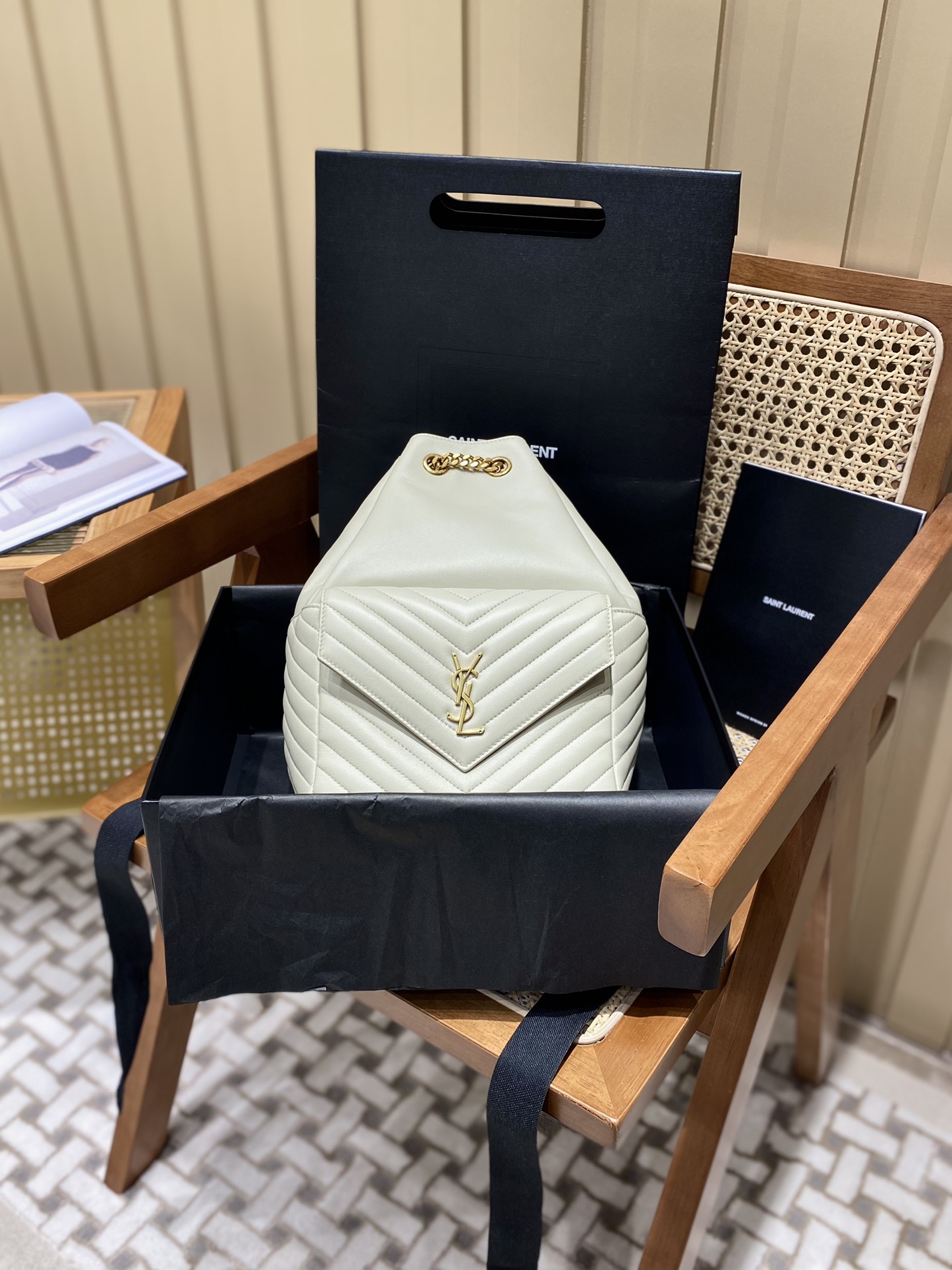 Saint laurent Ysl 𝐉𝐨𝐞 𝐛𝐚𝐜𝐤𝐩𝐚𝐜𝐤 “V”型绗缝双肩包 672609奶白色