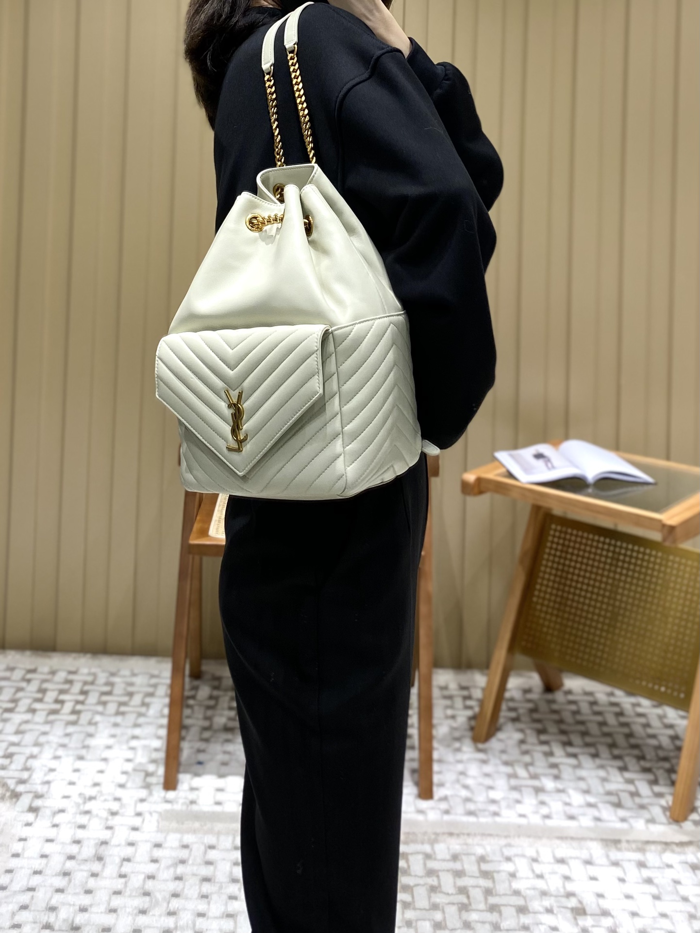 Saint laurent Ysl 𝐉𝐨𝐞 𝐛𝐚𝐜𝐤𝐩𝐚𝐜𝐤 “V”型绗缝双肩包 672609奶白色