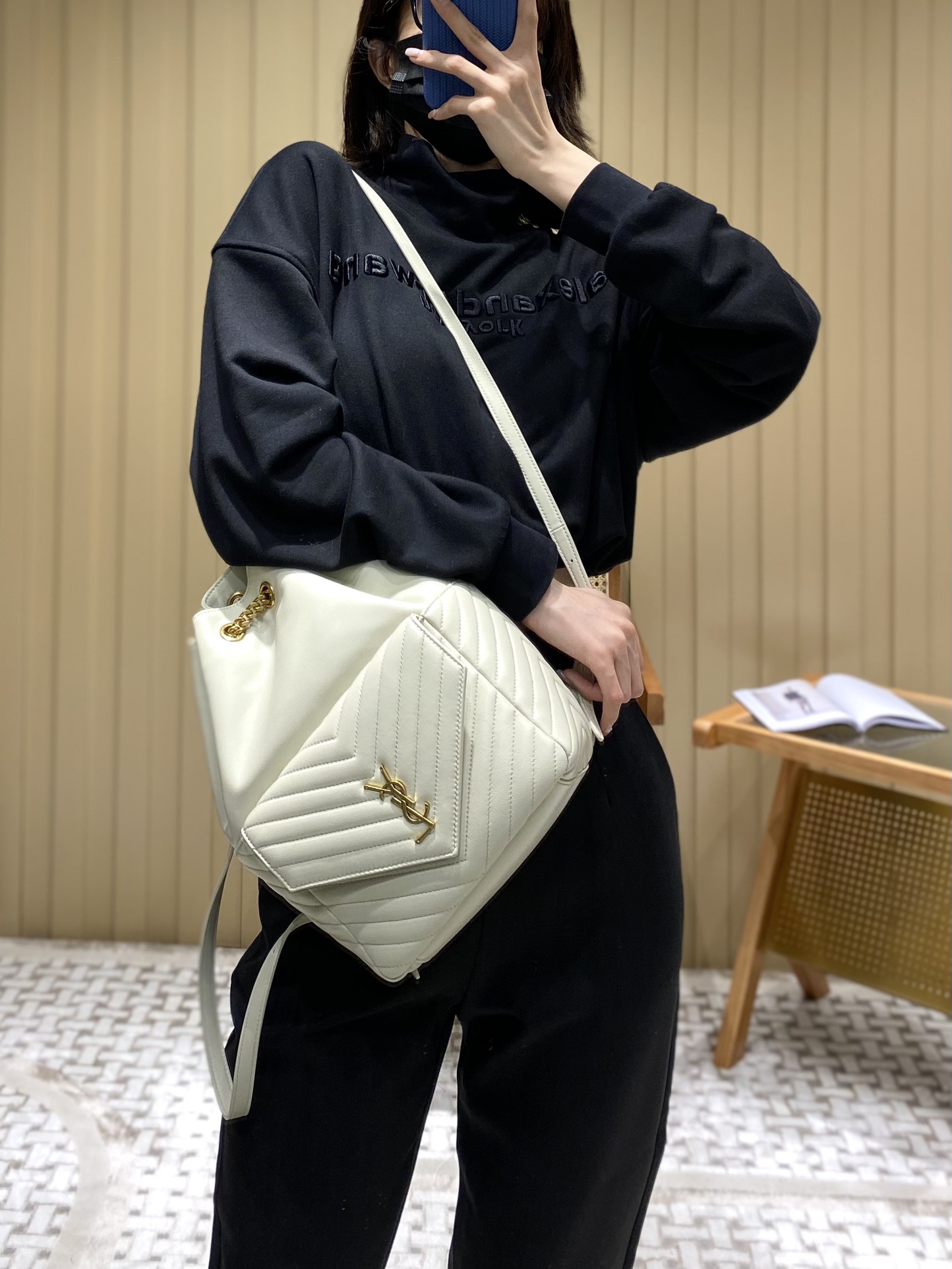 Saint laurent Ysl 𝐉𝐨𝐞 𝐛𝐚𝐜𝐤𝐩𝐚𝐜𝐤 “V”型绗缝双肩包 672609奶白色