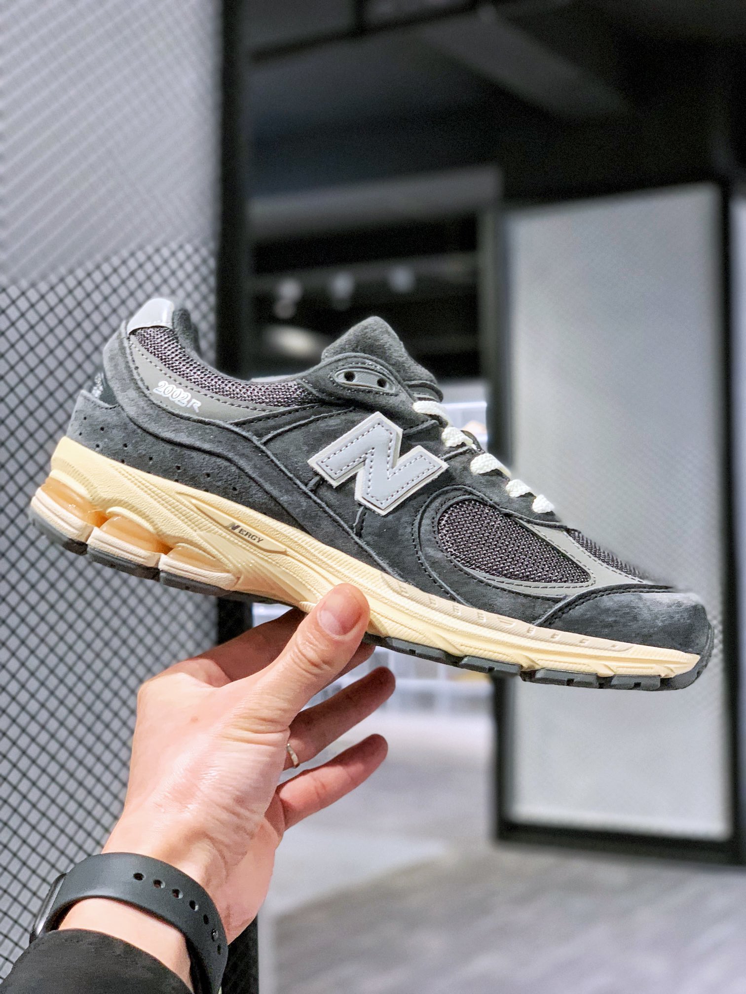 终端供货 G5 new balance 2002系列ML 2002R ，那个老朋友回来了，十年前的经典设计，现在再次复刻于2010年推出，10年后新版被称为 2002R，该当代版本的首回亮相将以灰色与黑色两个配色呈现，其设计秉承经典 New Balance 跑鞋轮廓，其鞋面由磨砂皮和网状面板制成，透气性好，应季性强，自带纹理更具运动时尚风。同时搭载 ABZORB 技术和 N-ergy 缓冲技术，Vibram橡胶黄金大底，耐磨性强，稳定性高，抓地更牢，不易打滑。