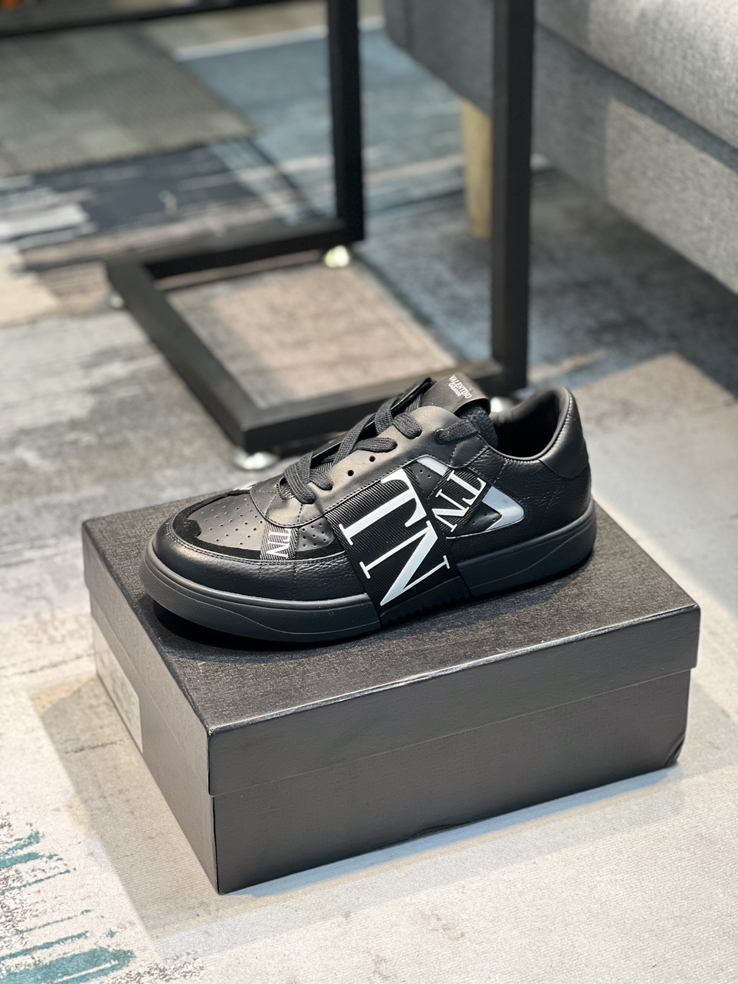 K0 华伦天奴小白鞋情侣款，👻👻原版1比1开发 ，🔥面料：头层荔纹牛皮+丝绸牛皮+高丝光牛津，👟内里+垫脚全牛里。