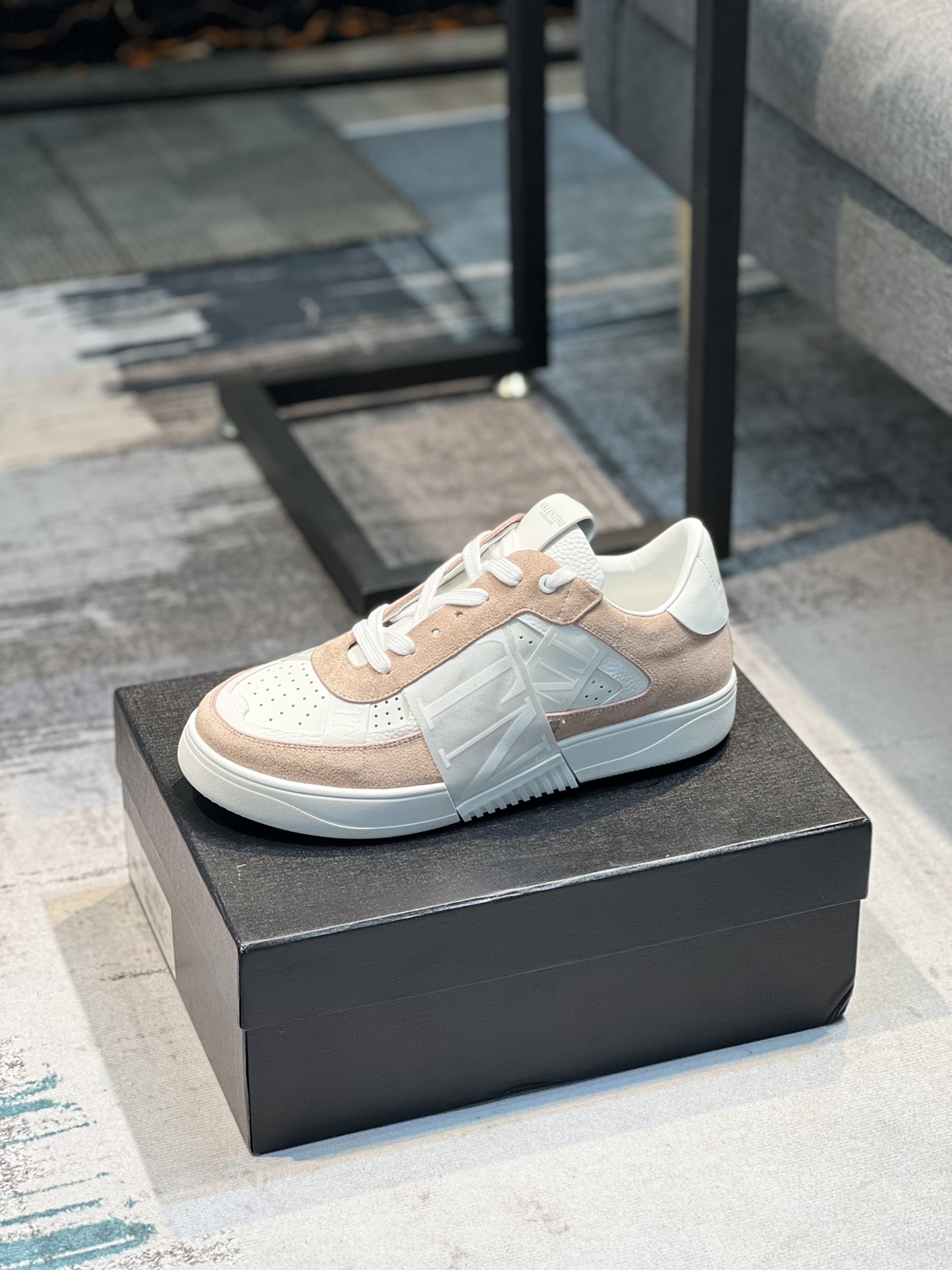 K0 华伦天奴小白鞋情侣款，👻👻原版1比1开发 ，🔥面料：头层荔纹牛皮+丝绸牛皮+高丝光牛津，👟内里+垫脚全牛里。