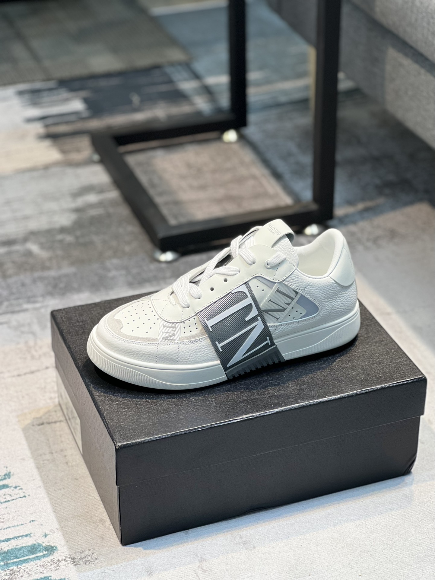 K0 华伦天奴小白鞋情侣款，👻👻原版1比1开发 ，🔥面料：头层荔纹牛皮+丝绸牛皮+高丝光牛津，👟内里+垫脚全牛里。