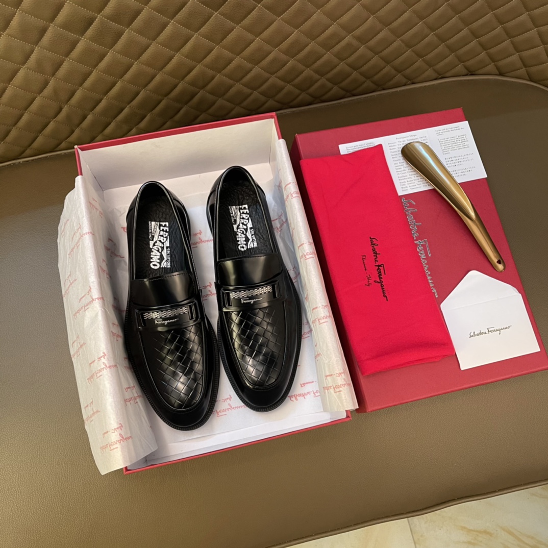 I5   顶级货 2022菲拉格慕.Ferragamo 香港专柜再现传奇.头层牛皮压纹 搭配鞋头时尚设计无限创意.经典中带有时尚的元素.👟👟商务风显得更突出 商务系列皮鞋设计 适合出现各种场合 司机驾车🚗 懒人套脚乐福款 正装鞋 真木大底 .男鞋正码：38-44 45🉑️定制 黑色 可选
