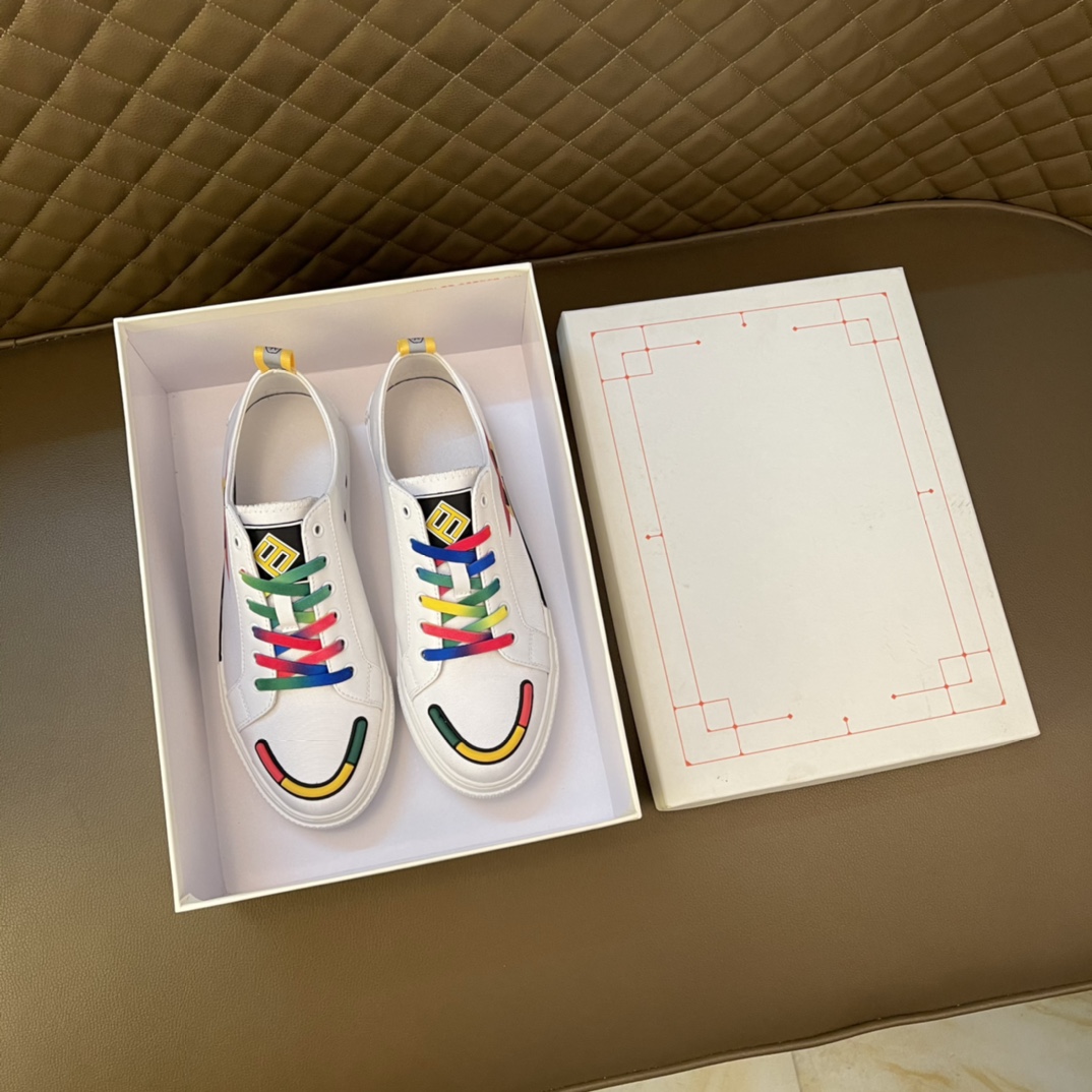 J0  高品质😍 欧美大师设计简洁高档大气，专柜品质值得信赖，面料进口顶级帆布😍 羊皮内里🐑 做工精细，专柜原版大底，上脚舒适百搭，潮男乐福专属定制，小 麦昆 Alexander McQueen  适合司机户外行车🚗 休闲鞋系列之首 男鞋