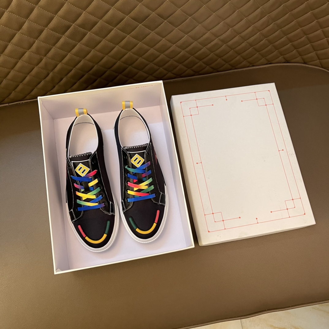 J0  高品质😍 欧美大师设计简洁高档大气，专柜品质值得信赖，面料进口顶级帆布😍 羊皮内里🐑 做工精细，专柜原版大底，上脚舒适百搭，潮男乐福专属定制，小 麦昆 Alexander McQueen  适合司机户外行车🚗 休闲鞋系列之首 男鞋