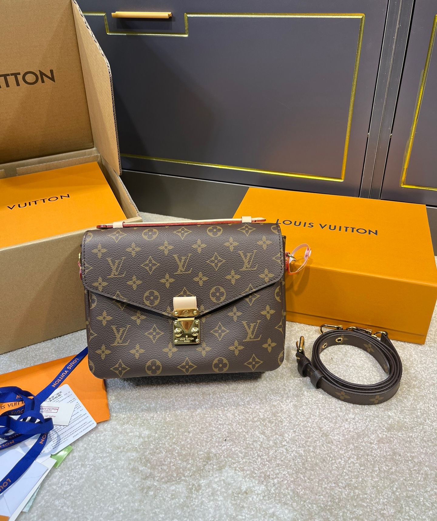 Louis Vuitton Specially supplied to Vietnam original official M44875 40780