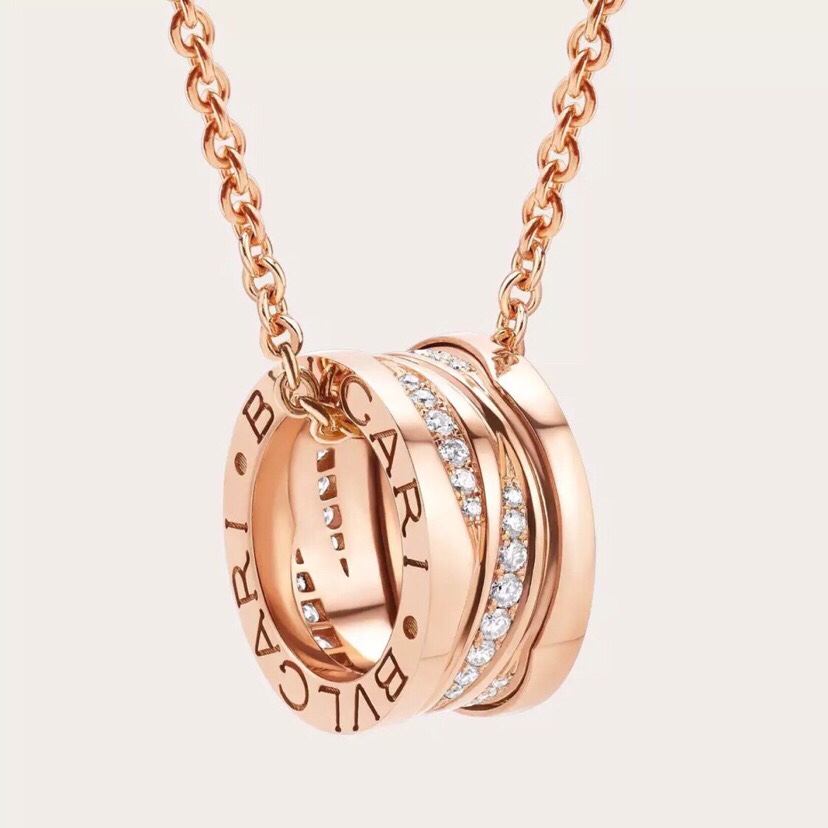 💕宝格丽D18💕螺纹 💠交叉满钻 💎 项链 版型很好💯力推✨最爱它的细节 情侣款 质感细腻光滑🎉🎉✨✨白金玫瑰金