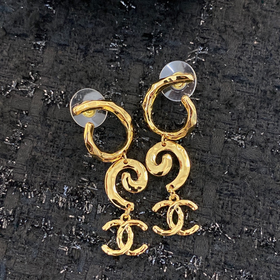  编码E1772   
🛍小香耳钉热销款火爆上新❣
🛍同步专柜‼️独家高端品质实拍图‼️代购级别‼️做工