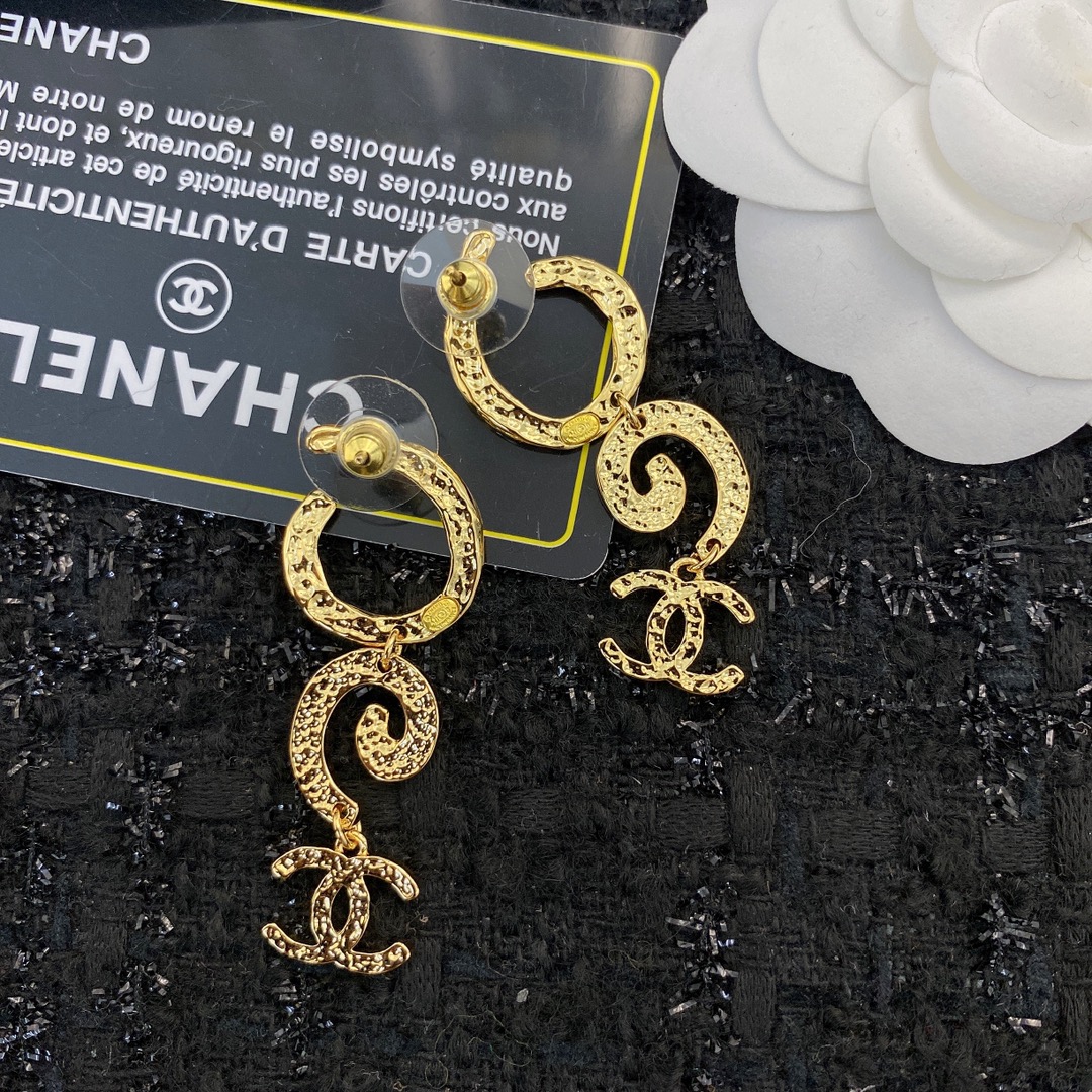  编码E1772   
🛍小香耳钉热销款火爆上新❣
🛍同步专柜‼️独家高端品质实拍图‼️代购级别‼️做工