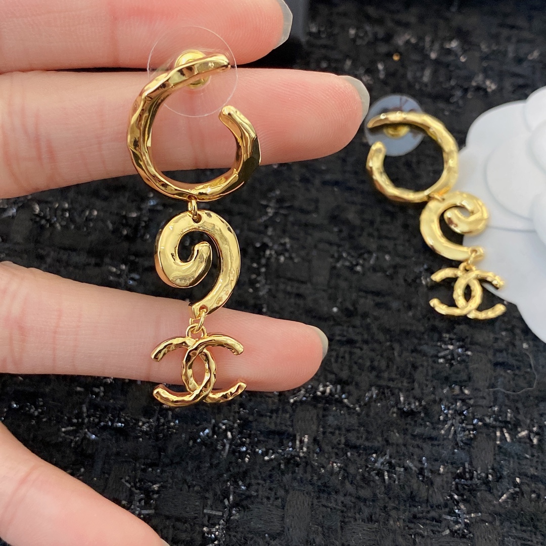  编码E1772   
🛍小香耳钉热销款火爆上新❣
🛍同步专柜‼️独家高端品质实拍图‼️代购级别‼️做工
