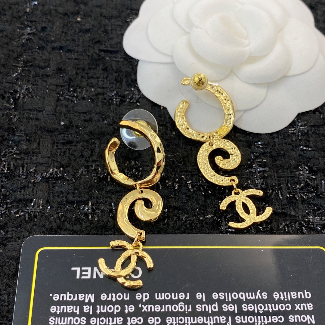  编码E1772   
🛍小香耳钉热销款火爆上新❣
🛍同步专柜‼️独家高端品质实拍图‼️代购级别‼️做工