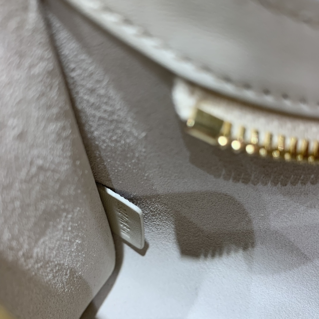 CELINE CUIR TRIOMPHE 24CM BAG 腋下包 198153白色