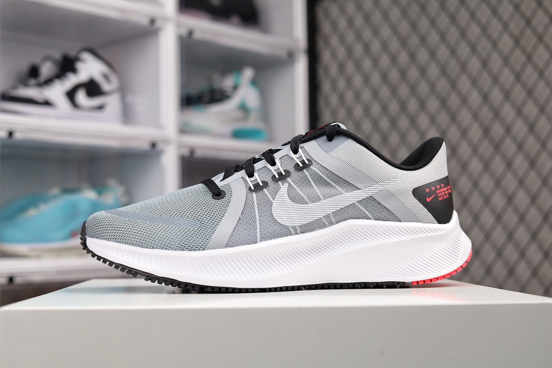 G0 Nike Air Zoom Winflo 4 灰白该鞋款采用改良版网眼布和增加泡棉设计，专为驾驭耐力跑而设计，出色的缓震性能可助力你心无旁骛专注跑步×663XX